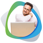 Mann am Laptop mit Nackenschmerzen
