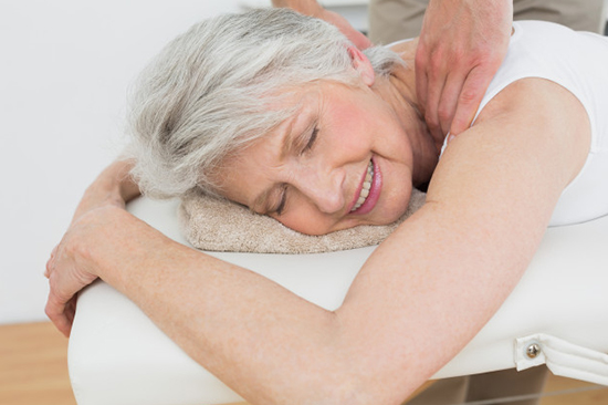 Ältere Dame bei Nackenmassage